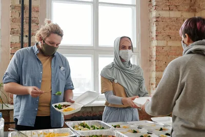 Voluntarios en el comedor